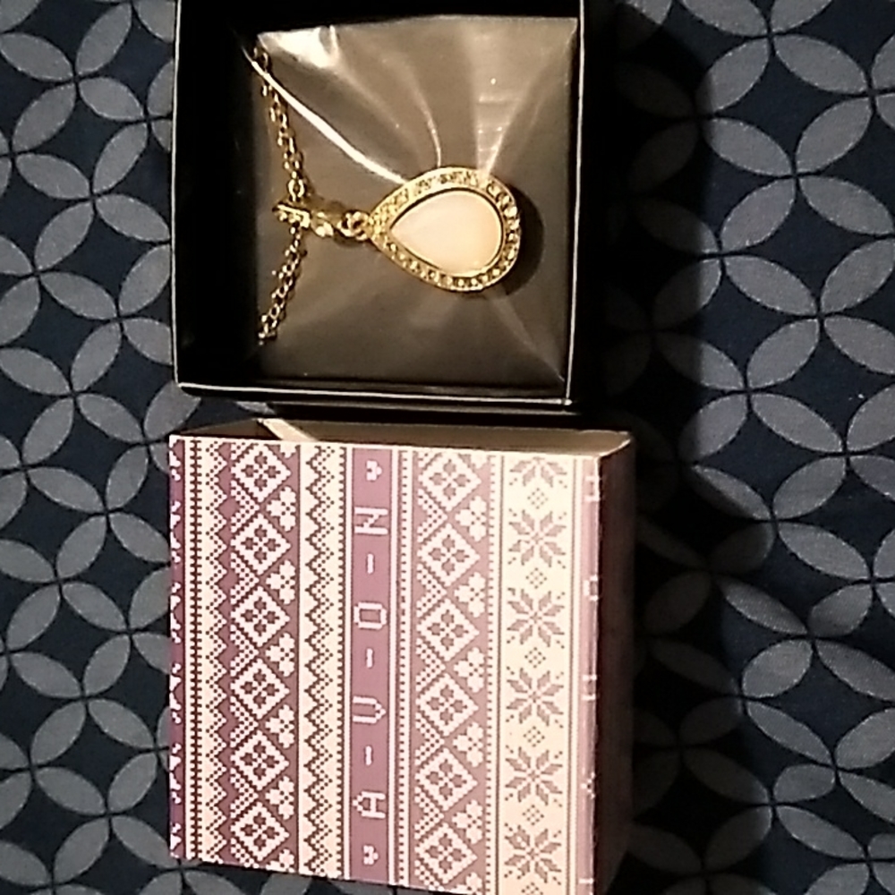 Avon Pear shaped Opalesque Necklace